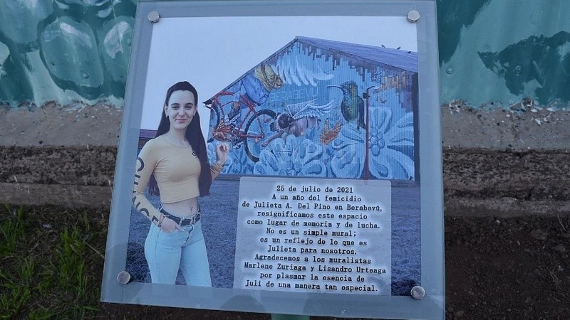 El mural de la joven asesinada que pintó el artista santafesino Lisandro Urteaga.