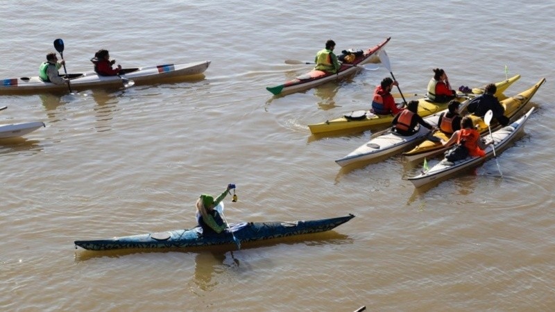 Este miércoles partió desde Rosario una caravana de kayaks rumbo a Buenos Aires para pedir por el tratamiento de la Ley de Humedales. 