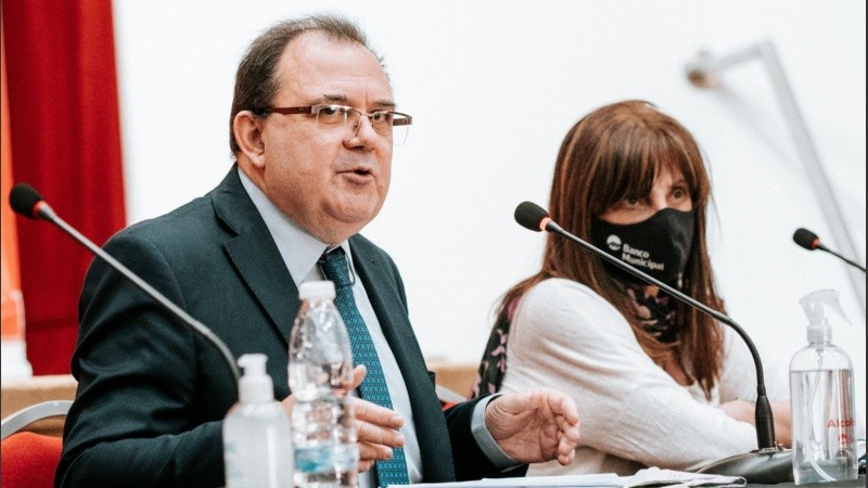 Adrián Giacchino, presidente del Banco Municipal, junto con la directora Patricia Cosgrove.