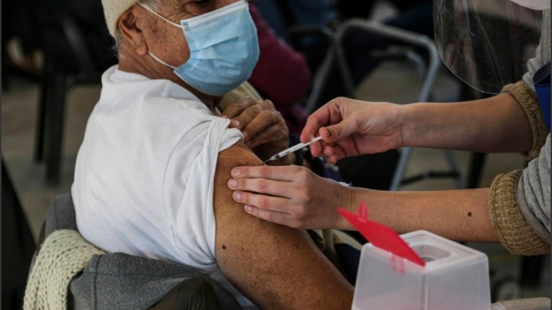 Los refuerzos de vacunación ayudaron a contener cifras que iban en aumento desde fin del año pasado.