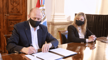 Perotti firmó los convenios y dijo que "el objetivo es llegar a la mayor cantidad de lugares".