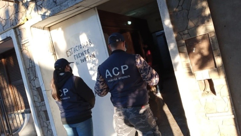 Uno de los agentes era quién robaba las armas y el otro, junto a los dos civiles, se encargaba de venderlas.