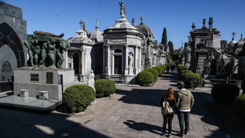 Volvieron este sábado las visitas diurnas al histórico cementerio El Salvador. 
