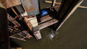 La altura máxima de 6,44 metros en 1998 y la toma principal al ras del agua.