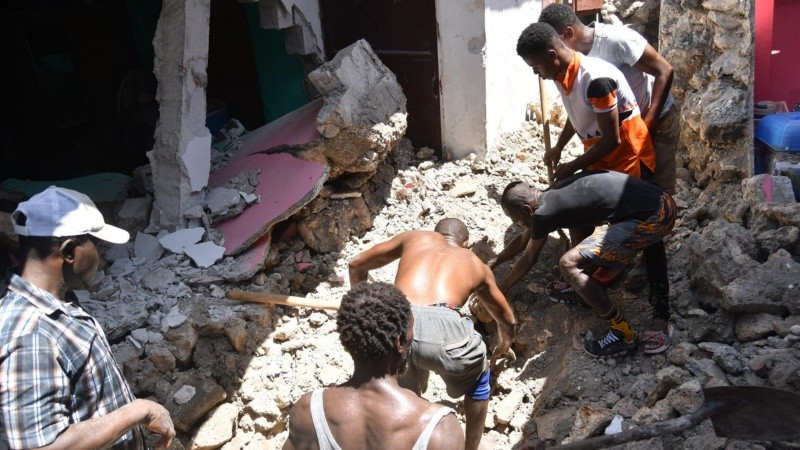 Cientos de personas permanecían atrapadas bajo los escombros.