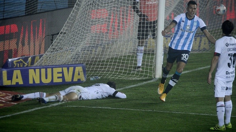 Scocco terminó en el piso tras el gol en contra que sorprendió a Aguerre.