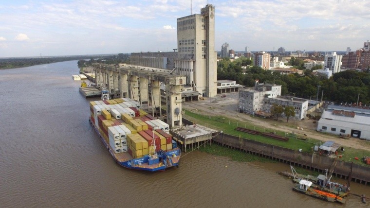 Ubicado muy cerca del canal del canal de acceso, el puerto santafesino instaló un Amarradero Fluvial de Barcazas que brindará mayor volumen operativo.