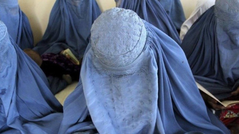 Aún debajo del burka, las mujeres no pueden usar ropa de color vistoso.