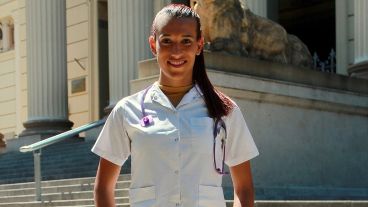 "Felizmente enfermera, mi nueva profesión”, indicó orgullosa.