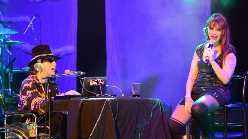 Fabiana Cantilo acompañada por Charly en el escenario, donde más brillaron.