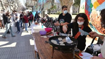 La feria y acto de reclamo se realizó este martes en la plaza San Martín.