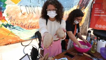 La feria y acto de reclamo se realizó este martes en la plaza San Martín.