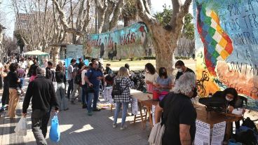La feria y acto de reclamo se realizó este martes en la plaza San Martín.