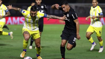 Damián Martínez la cubre ante Tomás Cuello en el inicio del encuentro.
