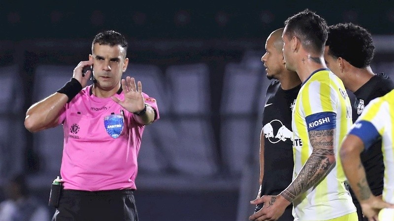 El árbitro uruguayo Christian Ferreyra anuló el 1-0 canalla a instancias de la tecnología.