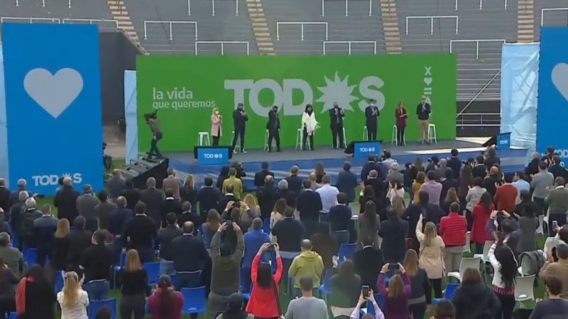 Máximo Kirchner, Massa, Kicillof, Cristina y Alberto, los oradores.