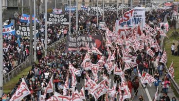 Decenas de columnas de manifestantes marcharon por la 9 de Julio hacia el Ministerio de Desarrollo Social.