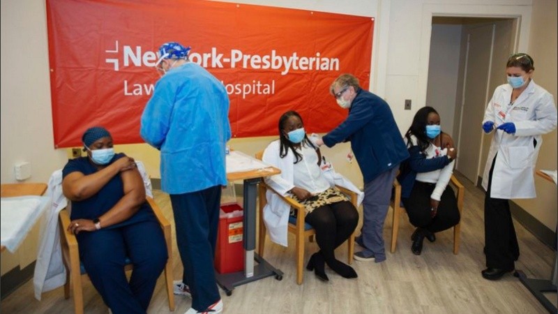 Personal médico inyectando una segunda dosis de la vacuna de Pfizer en el Hospital NewYork-Presbyterian Lawrence, en Bronxville, Nueva York.