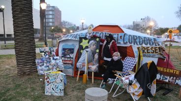 Elsa en la carpa que montó para pedir Justicia por la muerte de su hijo.