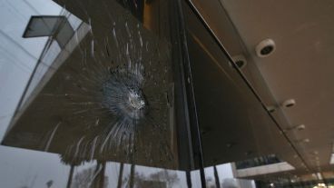 El impacto de bala en el vidrio del principal edificio judicial de Rosario.