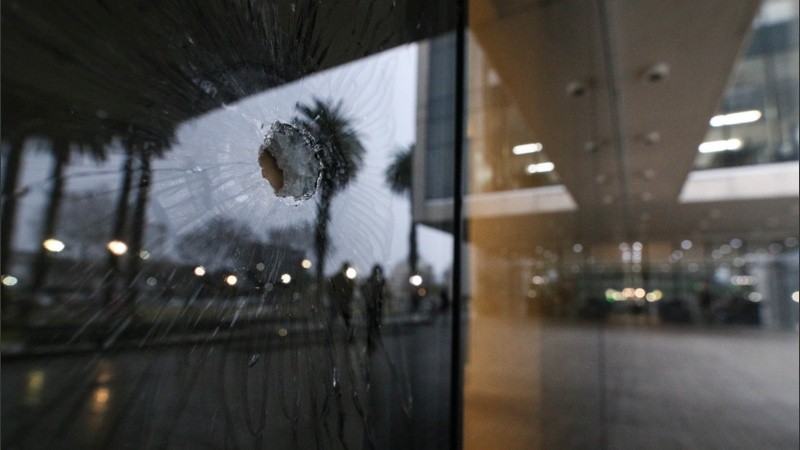 La bala perforó el vidrio del frente del edificio judicial. 
