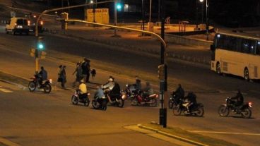 Motos y autos se volvieron a juntar en la zona norte para correr de manera clandestina.