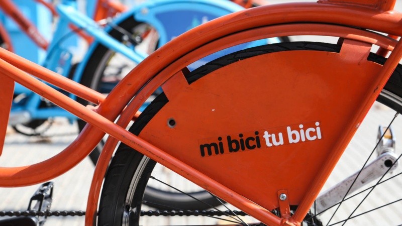 El balazo perforó el metal naranja y la rueda. 