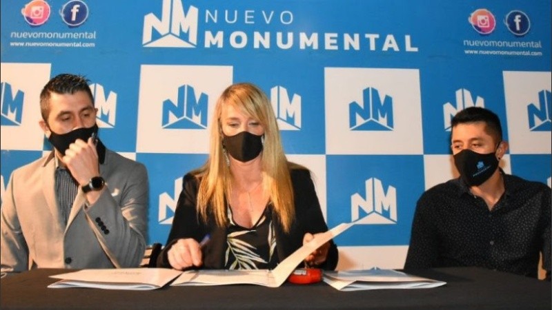 La edila María Eugenia Schmuk junto a autoridades del Nuevo Monumental