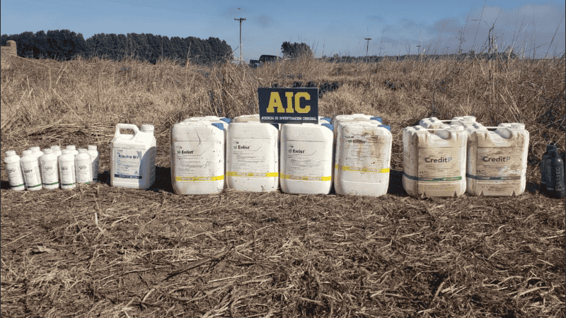 Los bidones con agroquímicos fueron encontrados a lo largo del canal.