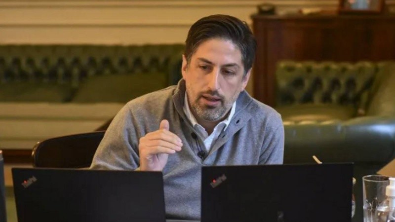 El ministro de Educación de la Nación, Nicolás Trotta, en diálogo con dirigentes gremiales docentes.