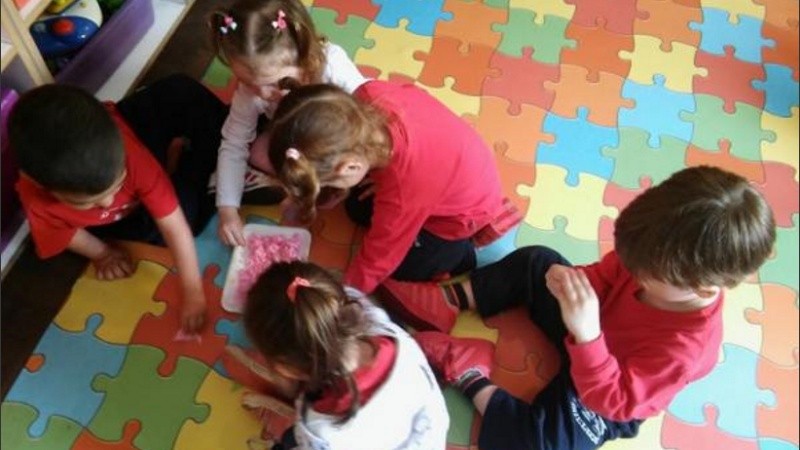 Desde la cartera educativa resaltaron la recomendación de considerar cada aula como burbuja.