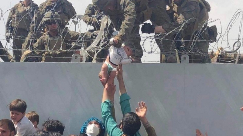La foto del bebé entregado por civiles en Afganistán a los soldados norteamericanos en las inmediaciones del aeropuerto de Kabul se hizo viral.  