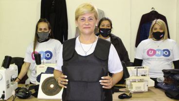 Cantarella, precandidata dentro de Juntos por el cambio, y sus chalecos.