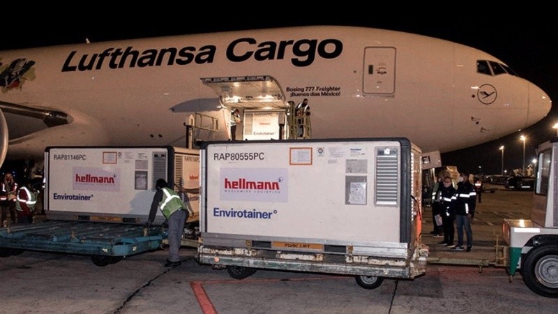 Las dosis llegaron a Ezeiza a bordo del vuelo LH8264 de la empresa Lufthansa.