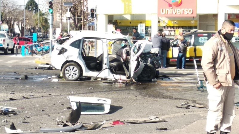 El auto siniestrado luego de chocar contra un micro.