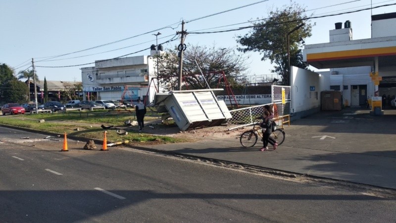 El quiosco de diarios destruido tras el choque.