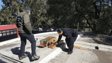 Los agentes tuvieron que trabajar sobre la terraza para desconectar los cables y retirar la pirotecnia.
