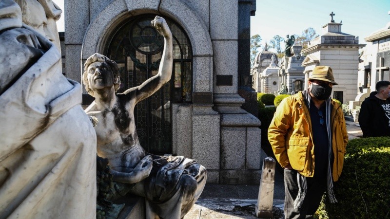Volvieron este sábado las visitas diurnas al histórico cementerio El Salvador. 
