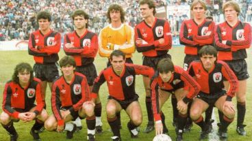 Basualdo, Martino, Scoponi, Theiler, Pautasso y Sensini arriba; Balbo, Rossi, Llop, Alfaro y Almirón abajo. Los once de Yudica que golearon 6 a 1 a Independiente el día del título, 21/5/88.