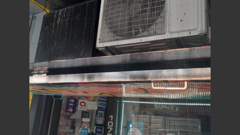 Así quedó el frente de la peluquería. 