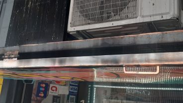 Así quedó el frente de la peluquería.