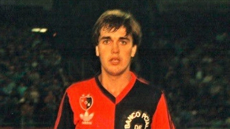 Bati debutó en el primer equipo leproso el 25 de septiembre de 1988.