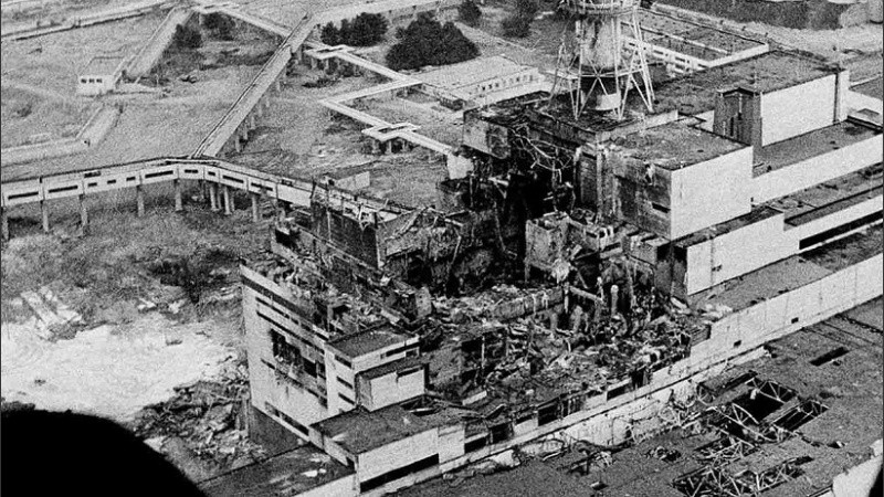 El accidente de Chernóbil fue una combinación de un mal diseño de la central nuclear, que además no disponía de un recinto de contención, junto con los errores producidos por los operadores de la misma.