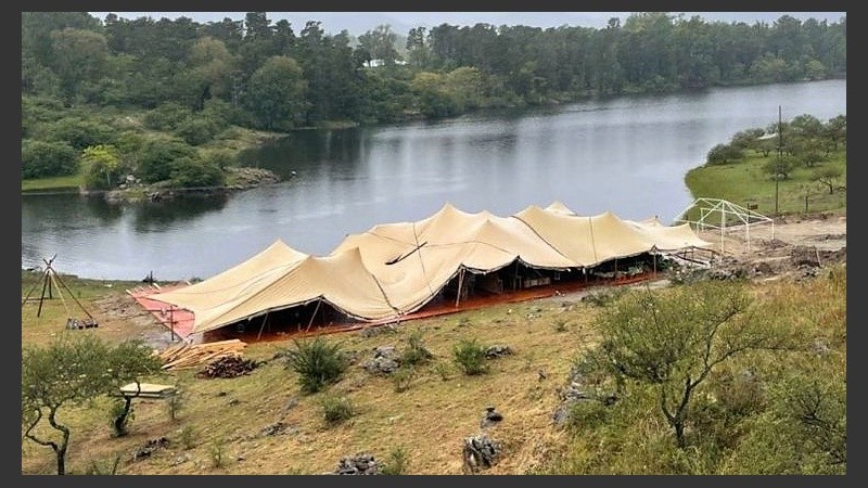 La carpa montada para la celebración.