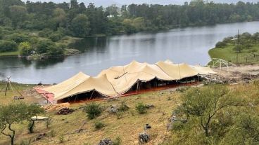 La carpa montada para la celebración.