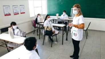Están exceptuados quienes tengan menores a cargo en educación a distancia.