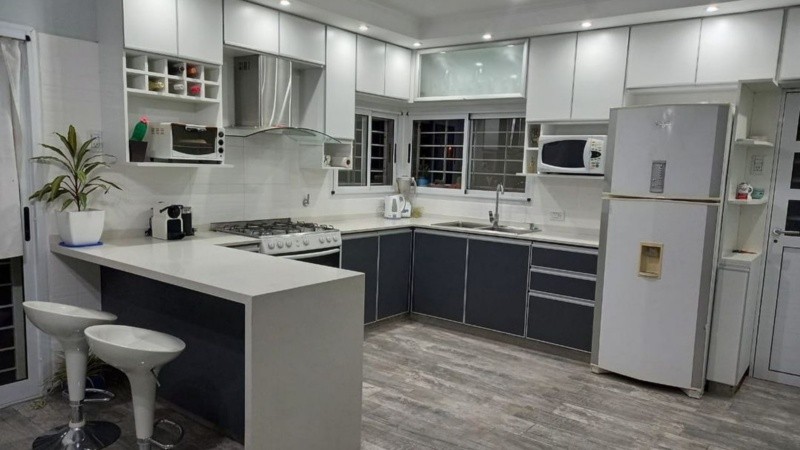 La combinación de colores con predominancia de los claros amplía el ambiente