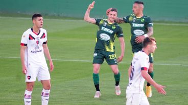 Pizzini celebra el segundo del Halcón ante Newell's.