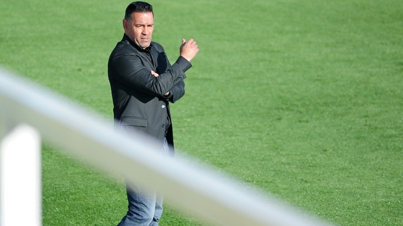 Fernando Gamboa mira sin encontrar soluciones a la baja producción lejos de casa.