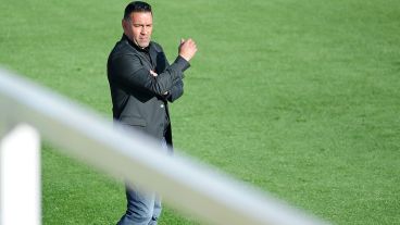 Fernando Gamboa mira sin encontrar soluciones a la baja producción lejos de casa.